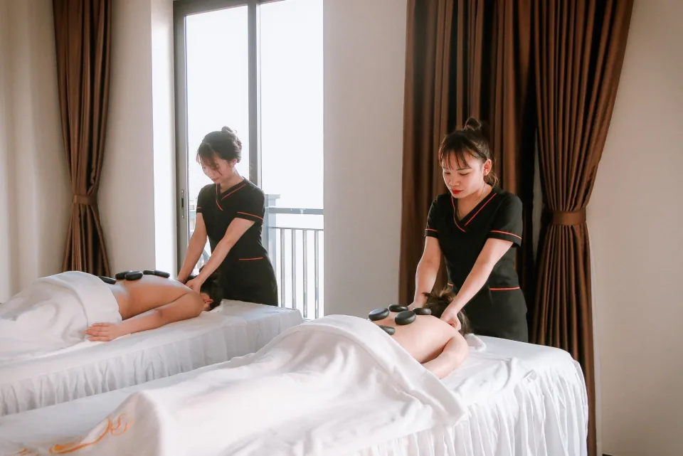Kỹ thuật viên đang chăm sóc khách